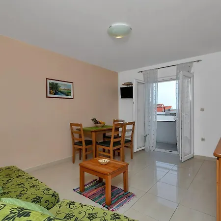 Juric - One Bedroom With Balcony - 3 Apartment *